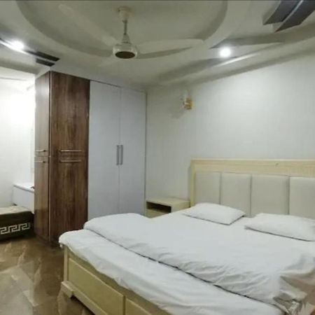 Furnished One-Bedroom Apartment For Rent Лахор Екстер'єр фото