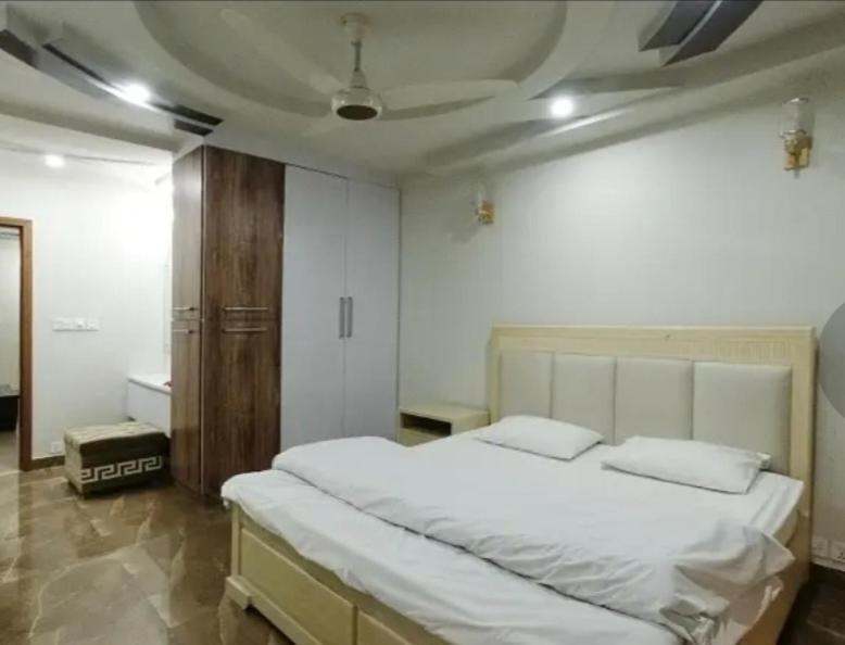 Furnished One-Bedroom Apartment For Rent Лахор Екстер'єр фото
